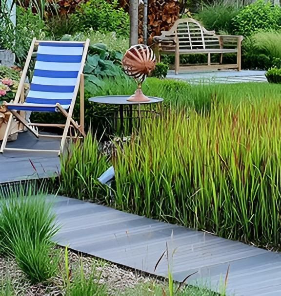 Chaise longue au bout d'une allée de jardin