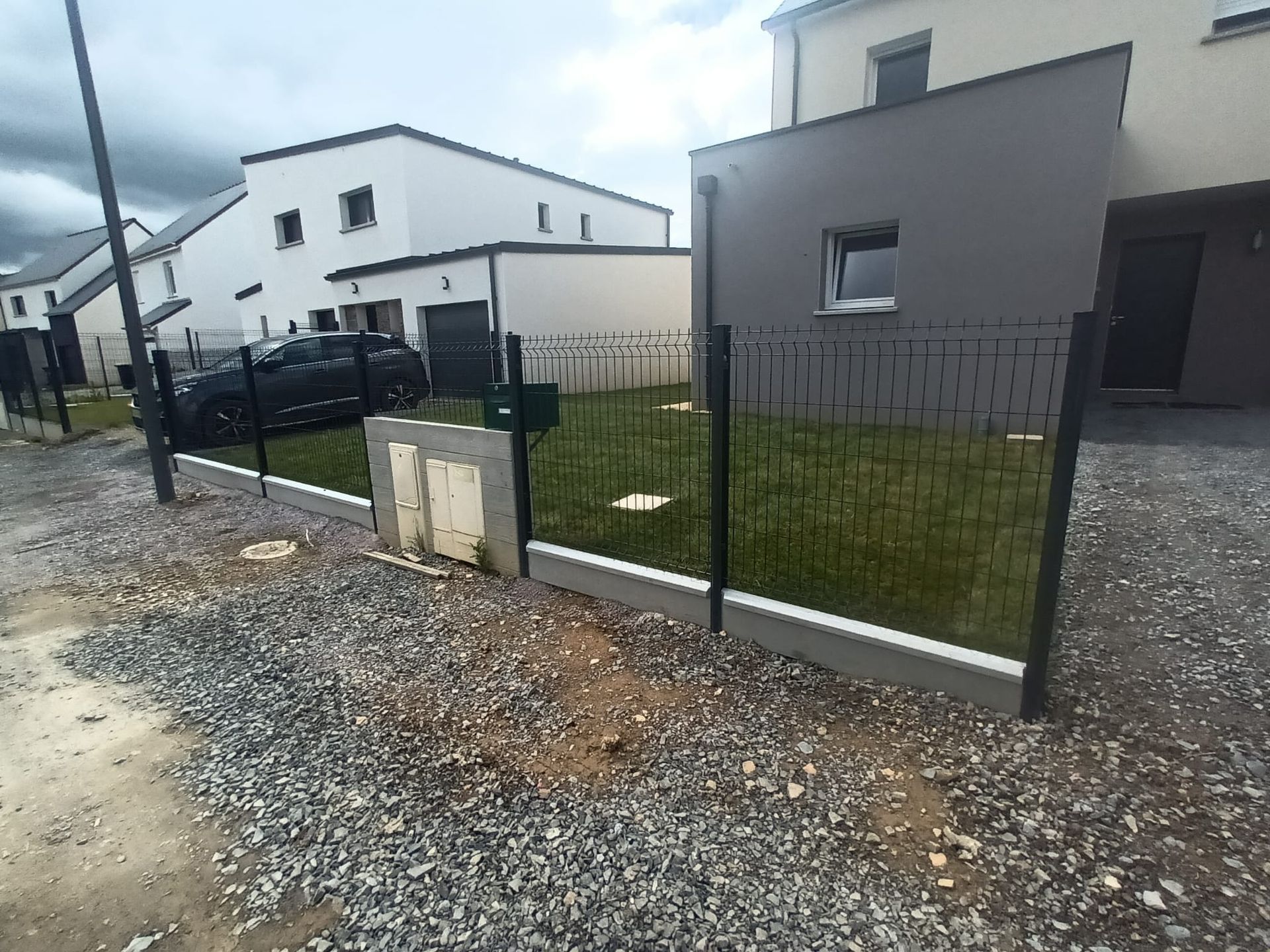 Clôture rigide grise avec plaque de soubassement