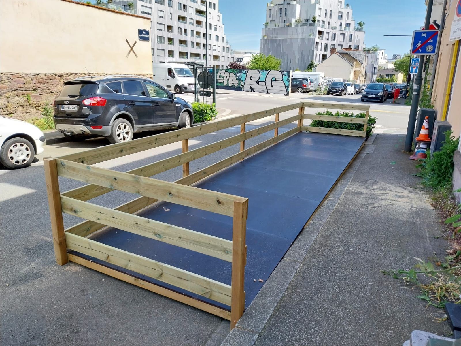 Terrasse de bar Terrasse en contre plaqué noir