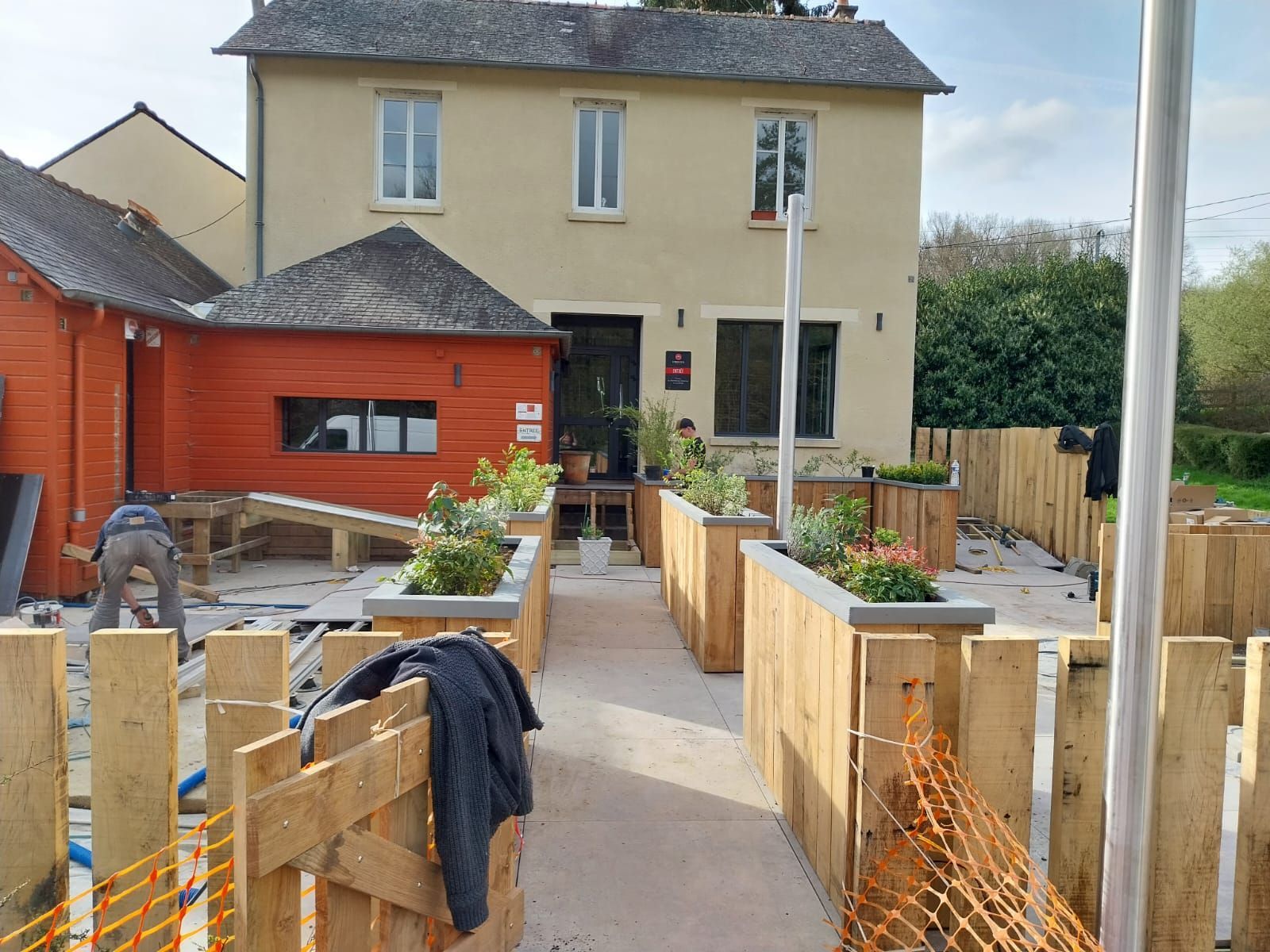 Devanture de restaurant fleurie + pose du systeme d'arrosage