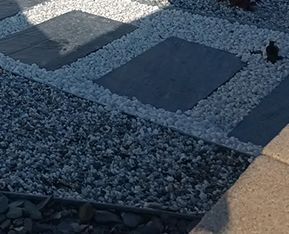 Autre bout de l'allée en ardoises