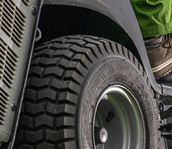 Roue d'un tracteur-tondeue