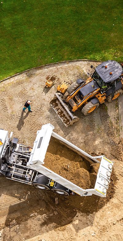 Camion déversant de la terre sur un terrain vu du dessus