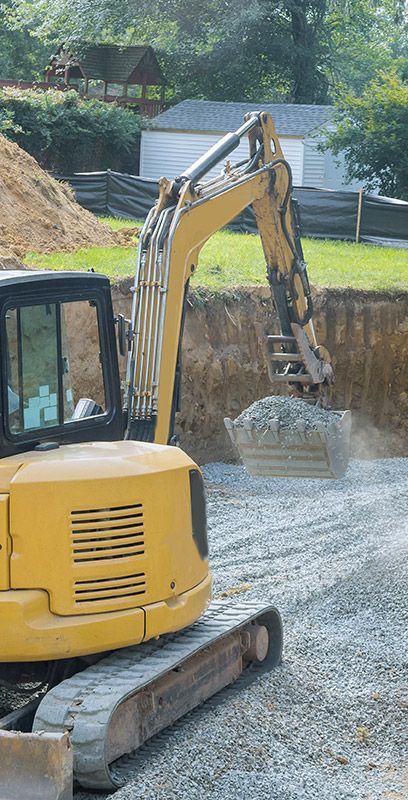 Minipelle jaune creusant le sol