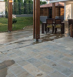 Côté gauche en bas d'une pergola en bois