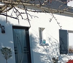 Porte d'entrée et façade de maion