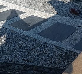 Allée en ardoises et graviers