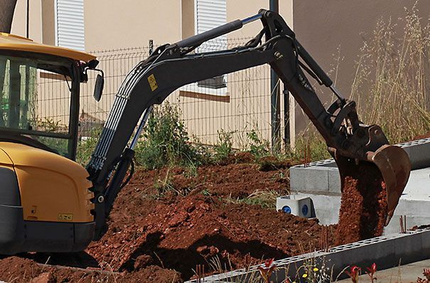Terrassement du terrain autour d'une maison en construction