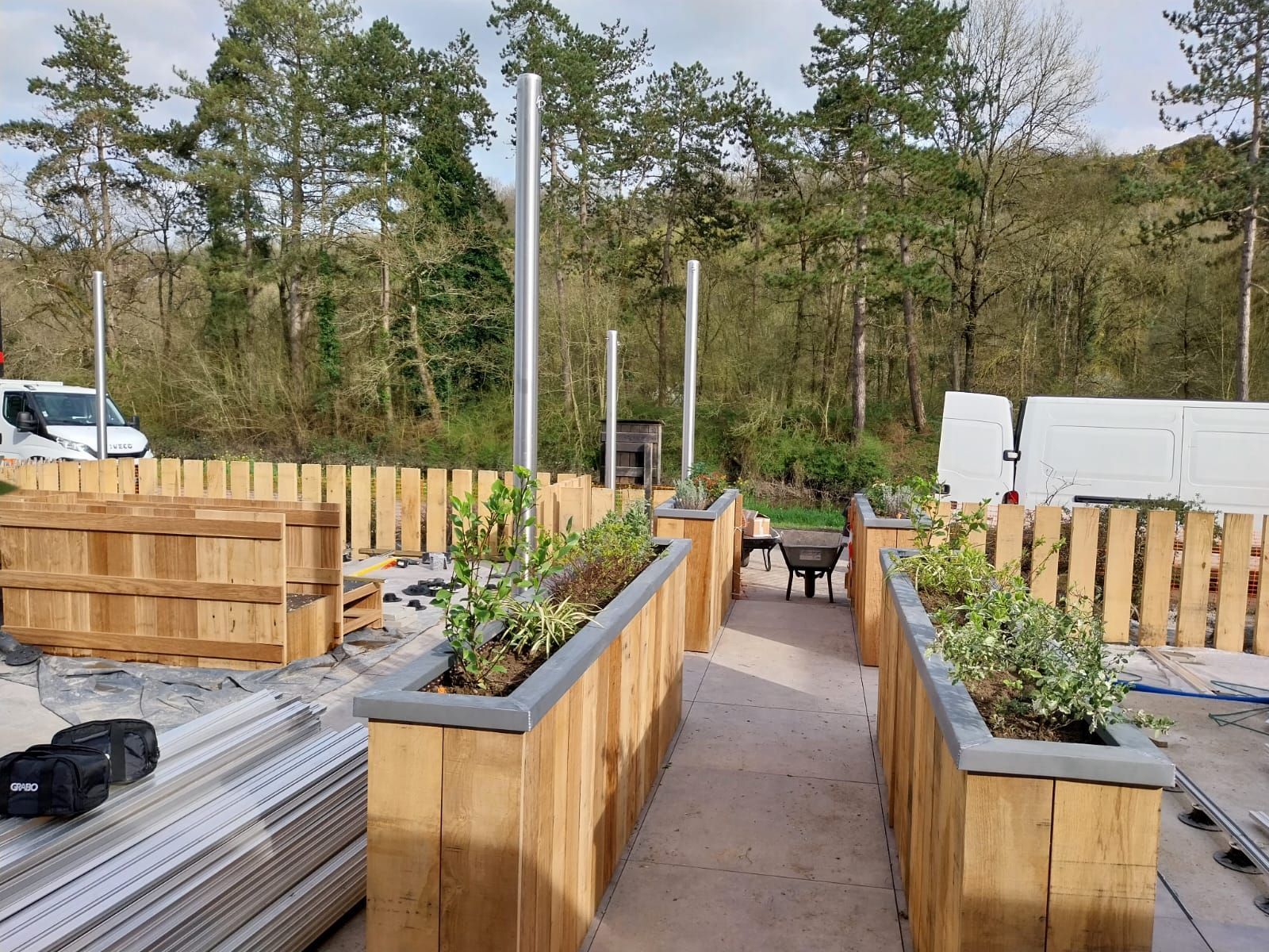 Devanture de restaurant fleurie + pose du systeme d'arrosage