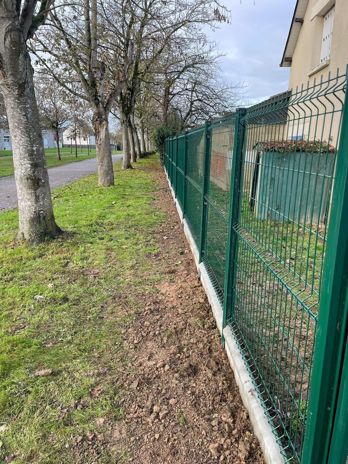 Clôture rigide verte avec plaque de soubassement