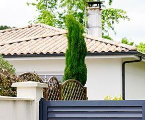 Côté gauche d'un portail battant