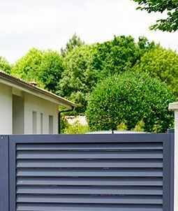 Côté droit d'un portail battant