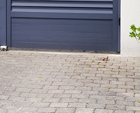 En bas, côté droit d'un portail battant