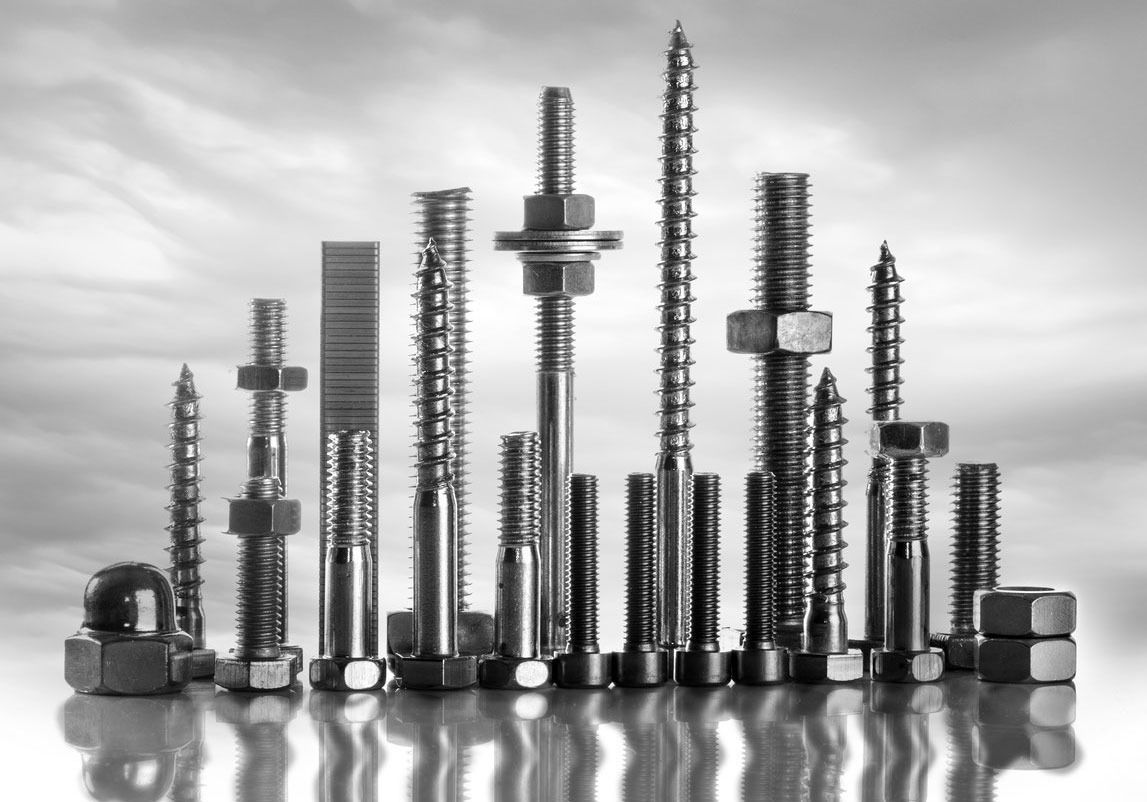 Una fotografía en blanco y negro de un montón de tornillos y tuercas.
