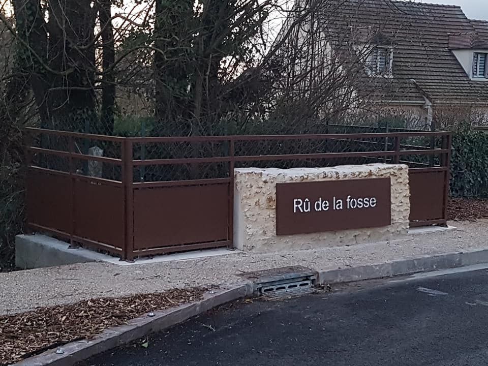 Nos réalisations : une réalisation en métal au bord de la rue