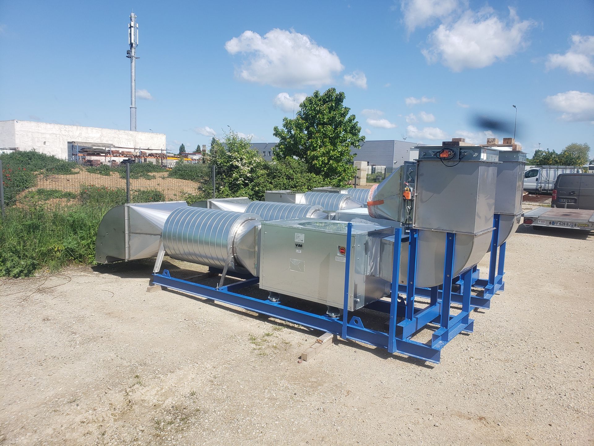 Nos réalisations : une construction de serrurerie bleue