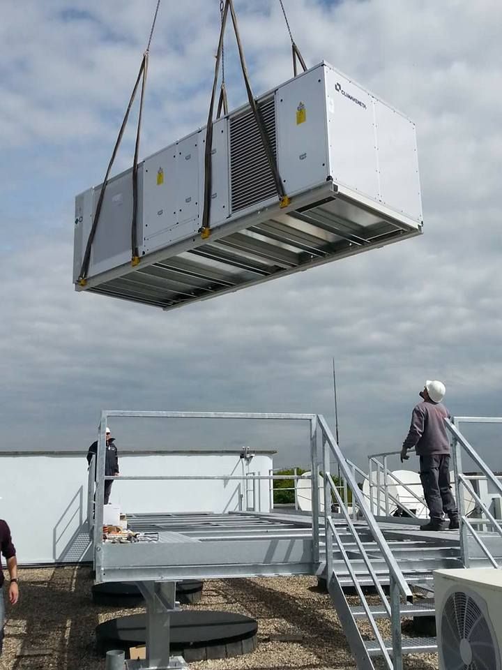 Pose de deux CTA sur une passerelle en acier galvanisé