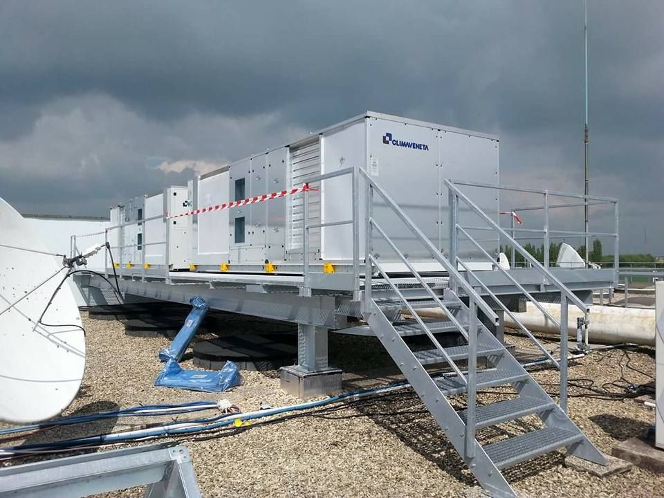 Deux CTA sur une passerelle en acier galvanisé