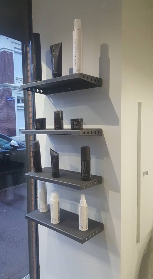 Nos réalisations : création d'étagères pour un salon de coiffure