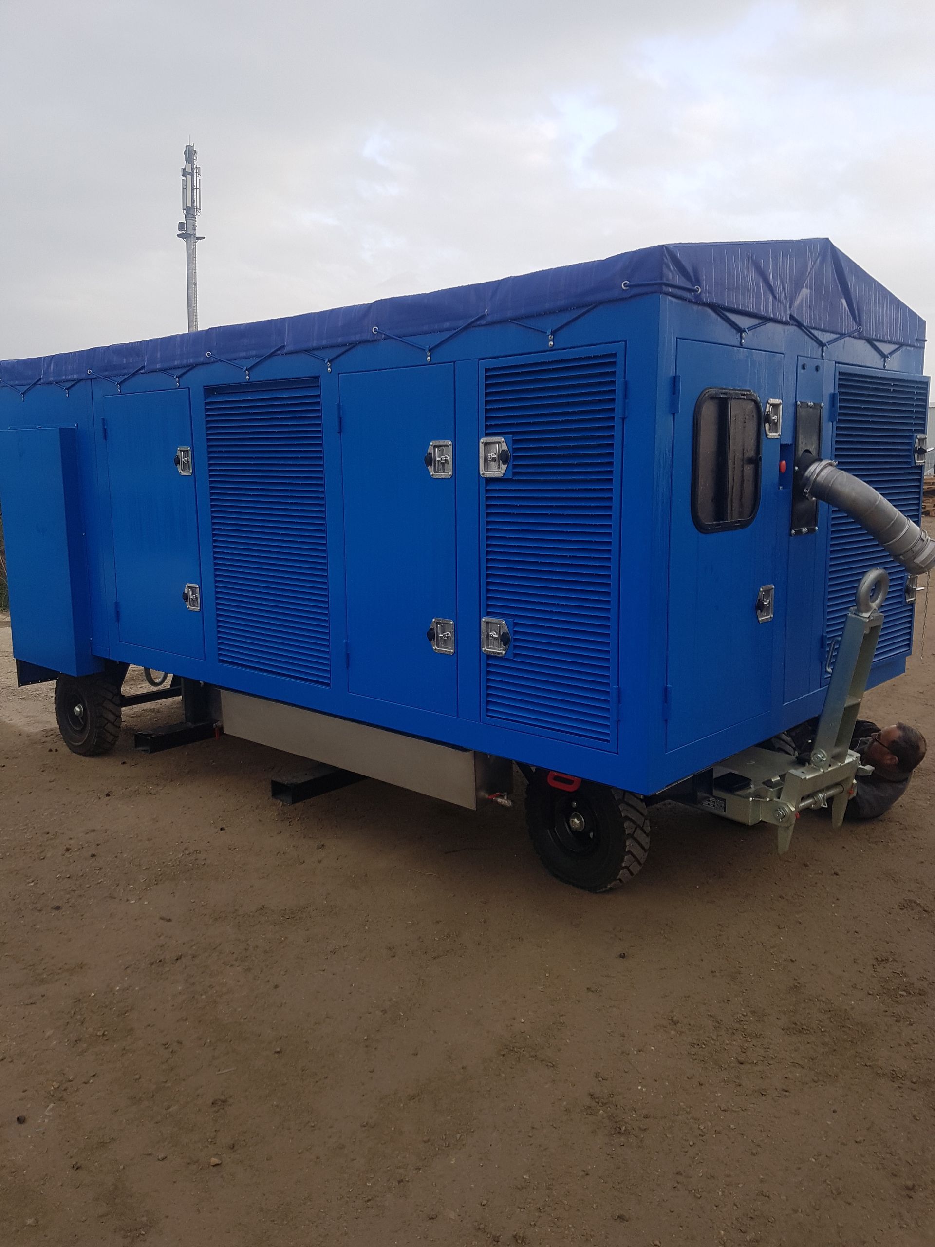 Nos réalisations : une cage de sécurité bleue