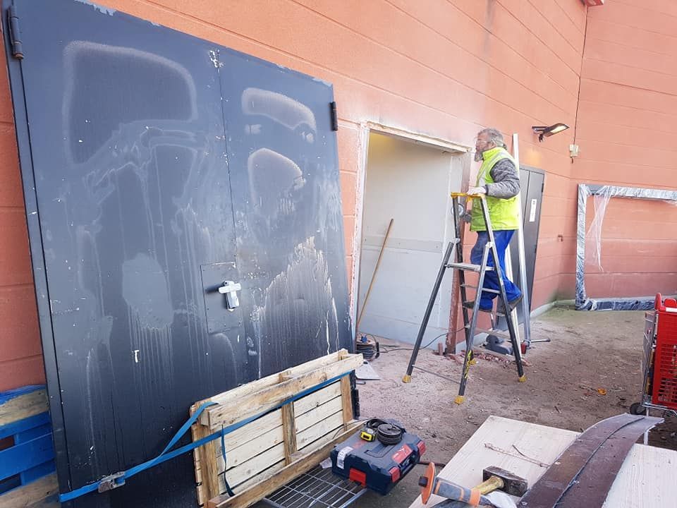 Fabrication et remplacement d'une porte double avec crémone antipanique