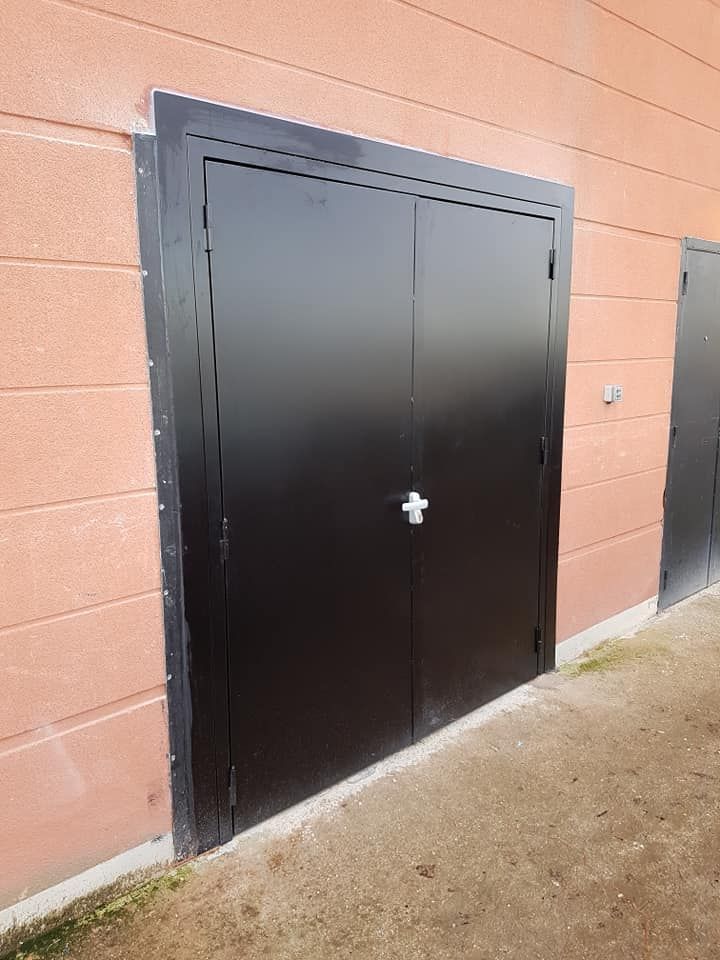 Une porte double avec crémone antipanique