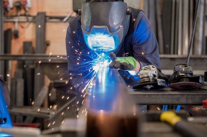 Un métallier au travail