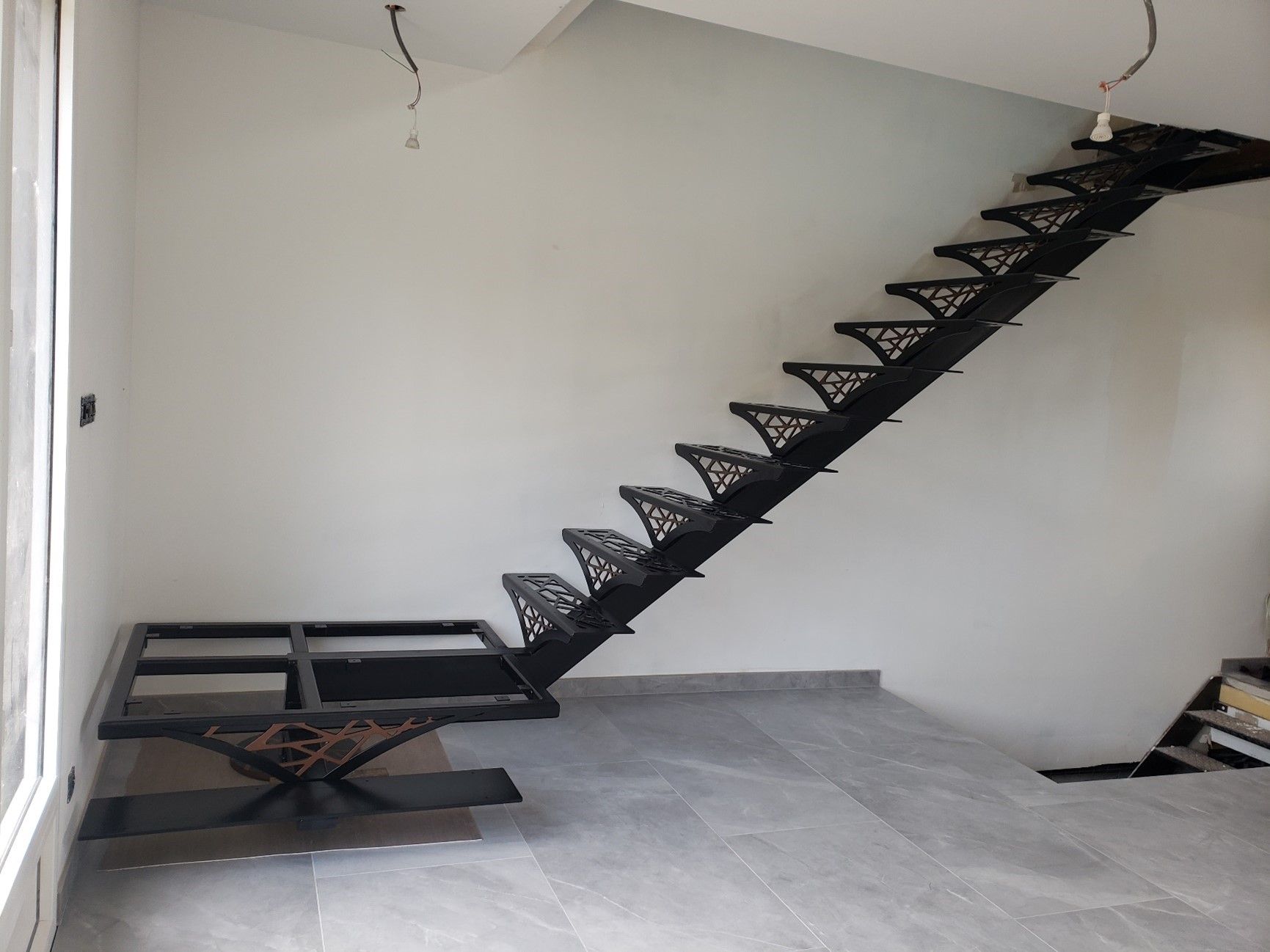 Un escalier découpé au jet d'eau, vu de profil