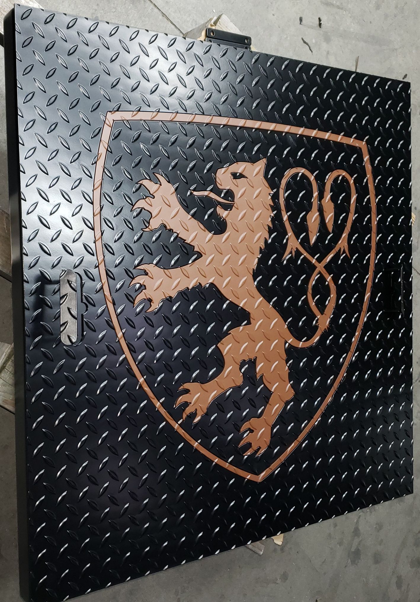 Nos réalisations : un bouclier avec un lion découpé au jet d'eau