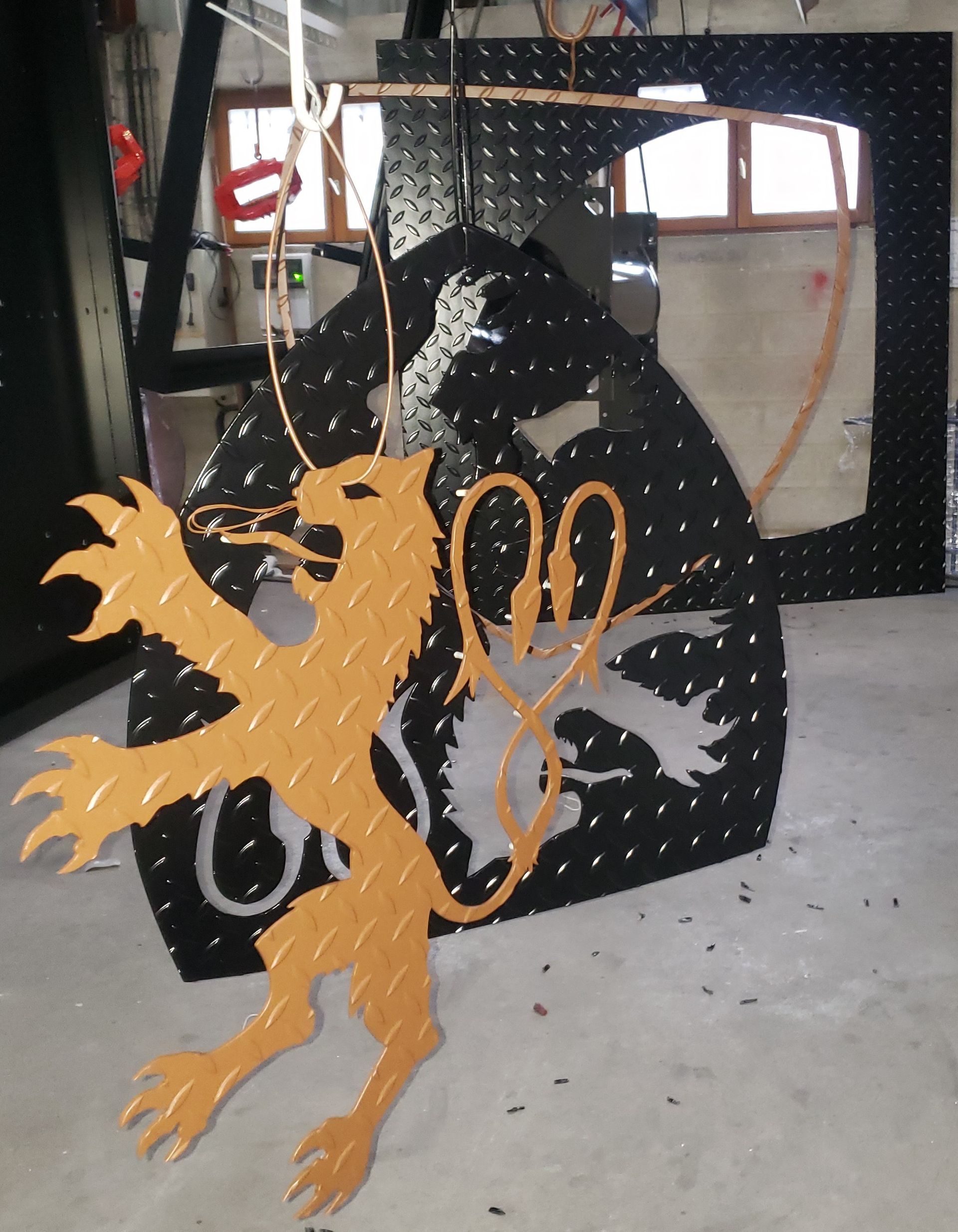 Nos réalisations : un bouclier et un lion découpés au jet d'eau