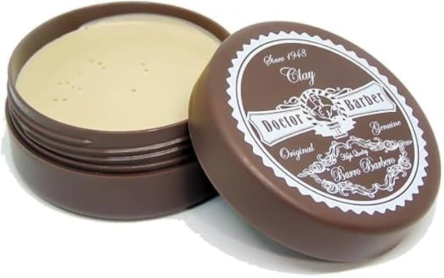 Persona sosteniendo un frasco de producto capilar. El frasco es blanco con una etiqueta dorada y un lápiz encima.