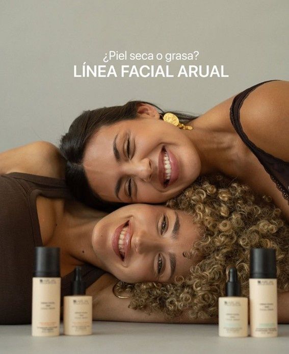 Dos mujeres sonrientes con productos para el cuidado de la piel. Texto: 