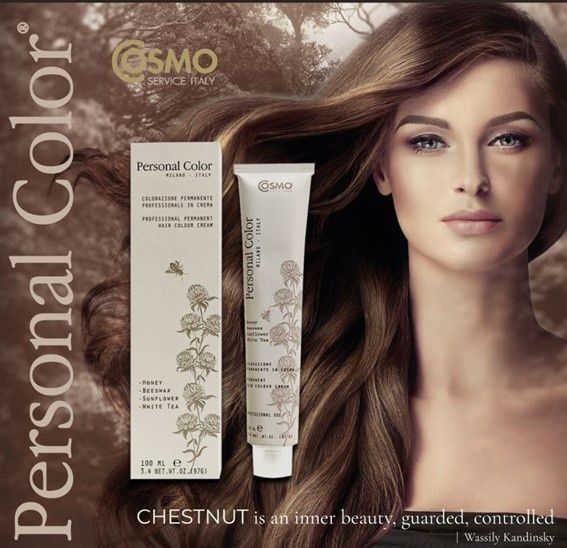 Mujer con cabello castaño, sosteniendo un tubo de tinte 