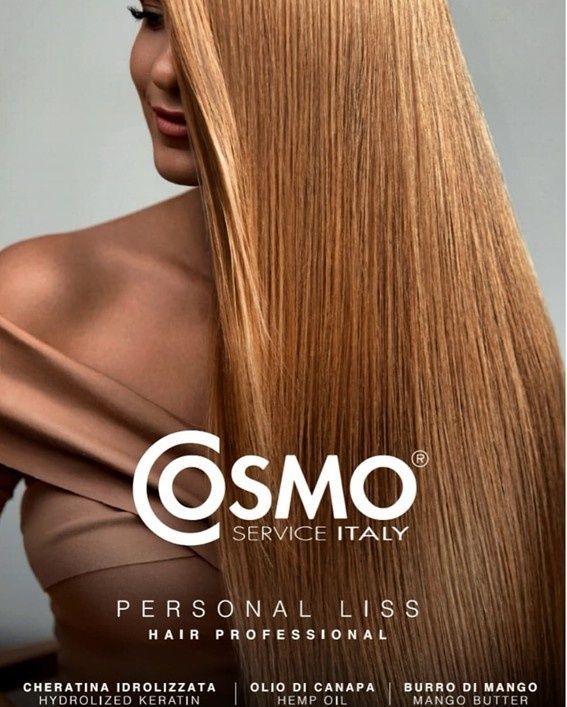 Mujer con cabello castaño claro, largo y liso. Anuncio de productos capilares Cosmo. 