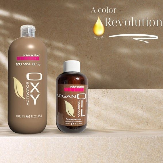 Mujer con cabello castaño, sosteniendo un tubo de tinte 