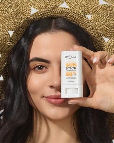 Dos mujeres sonrientes con productos para el cuidado de la piel. Texto: 