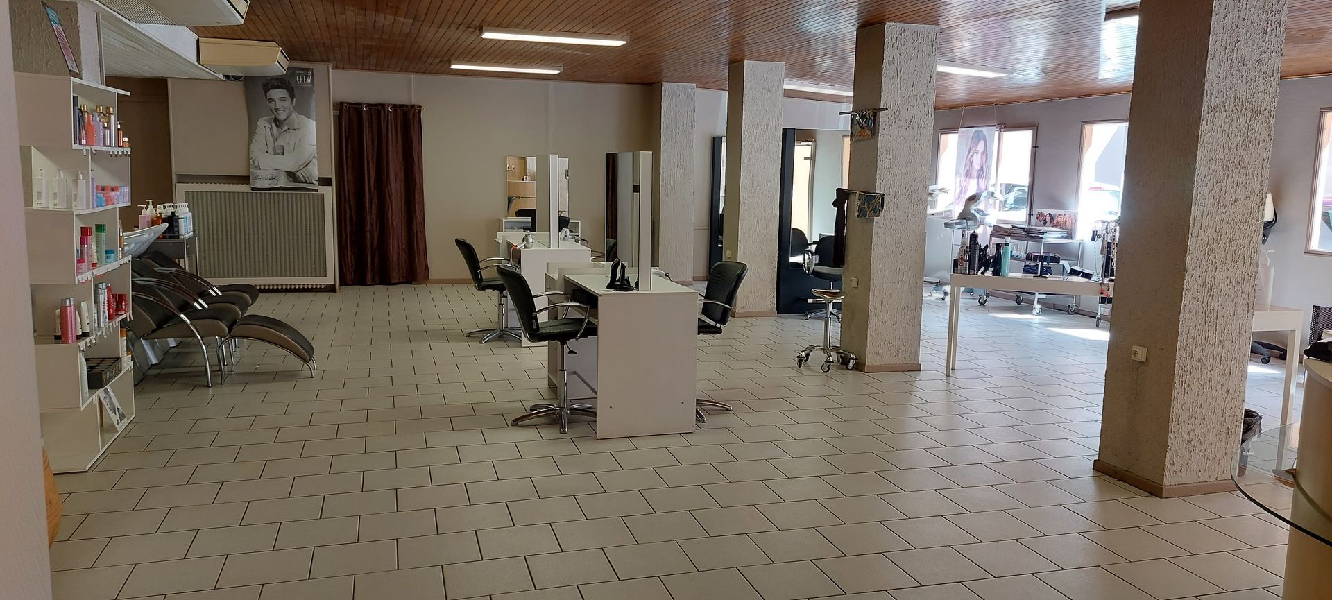 Intérieur salon de coiffure