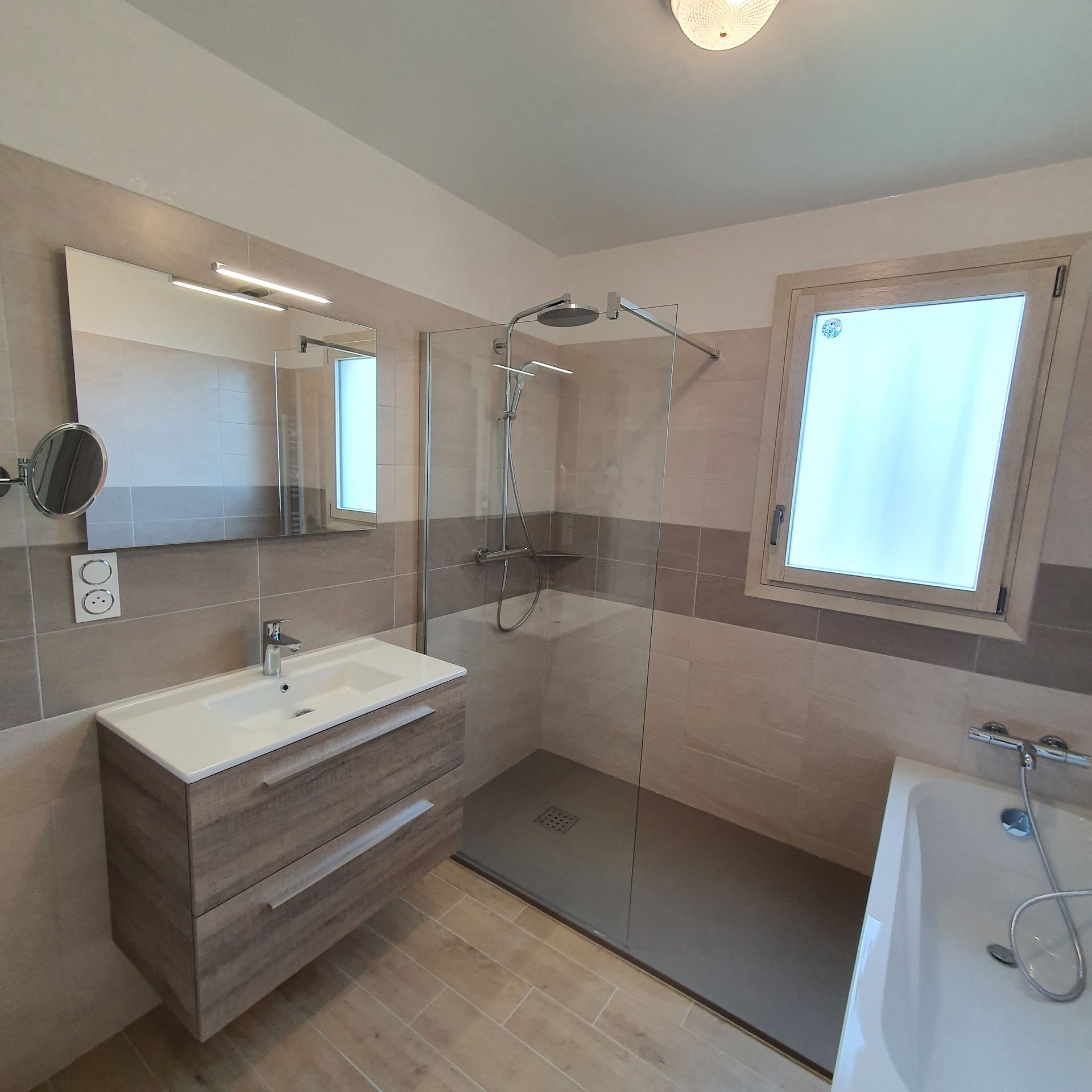 Une salle de bains grise.