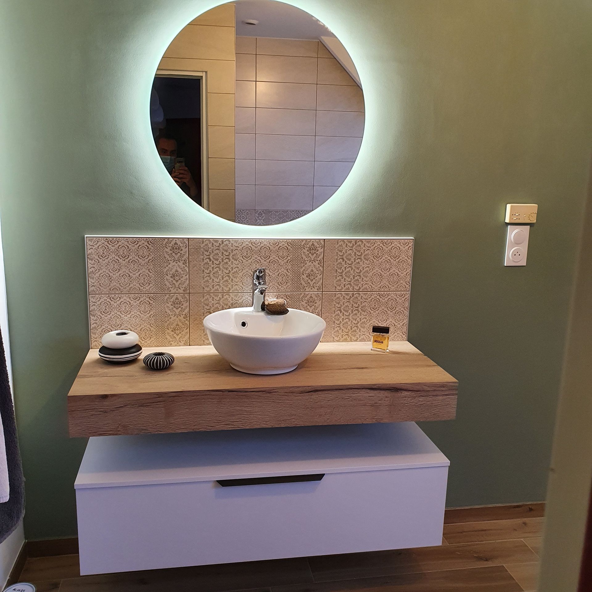 Un lavabo suspendu est un miroir.