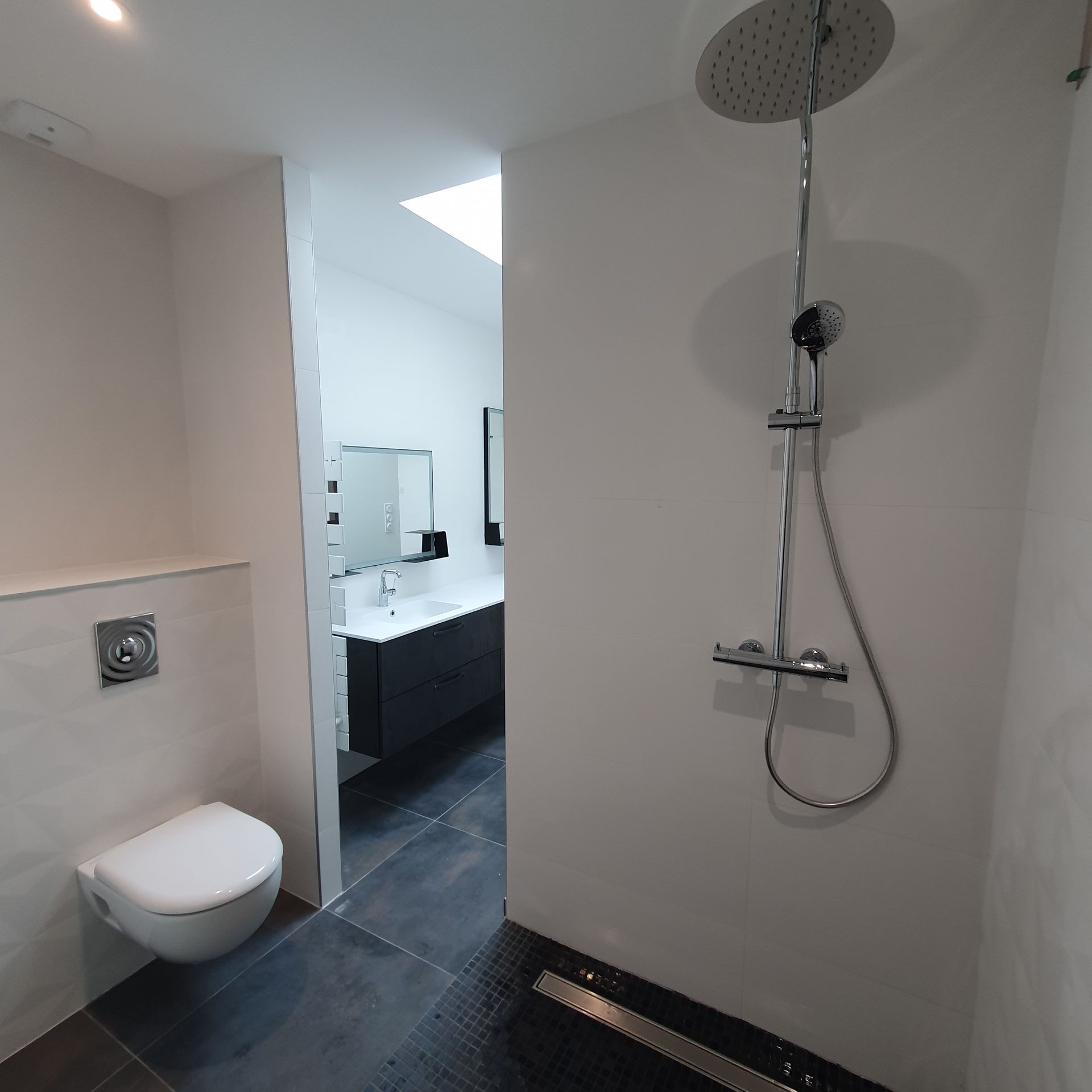 L'entrée d'une salle de bains.