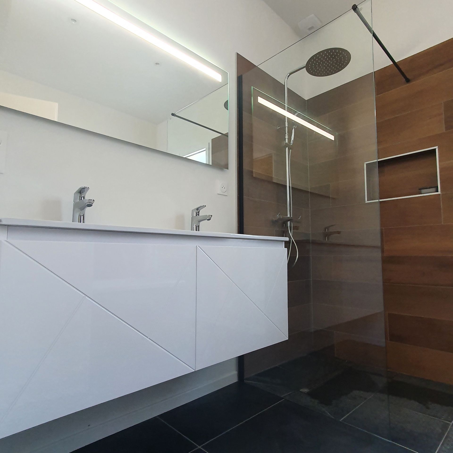 Des meubles de salle de bains blancs.