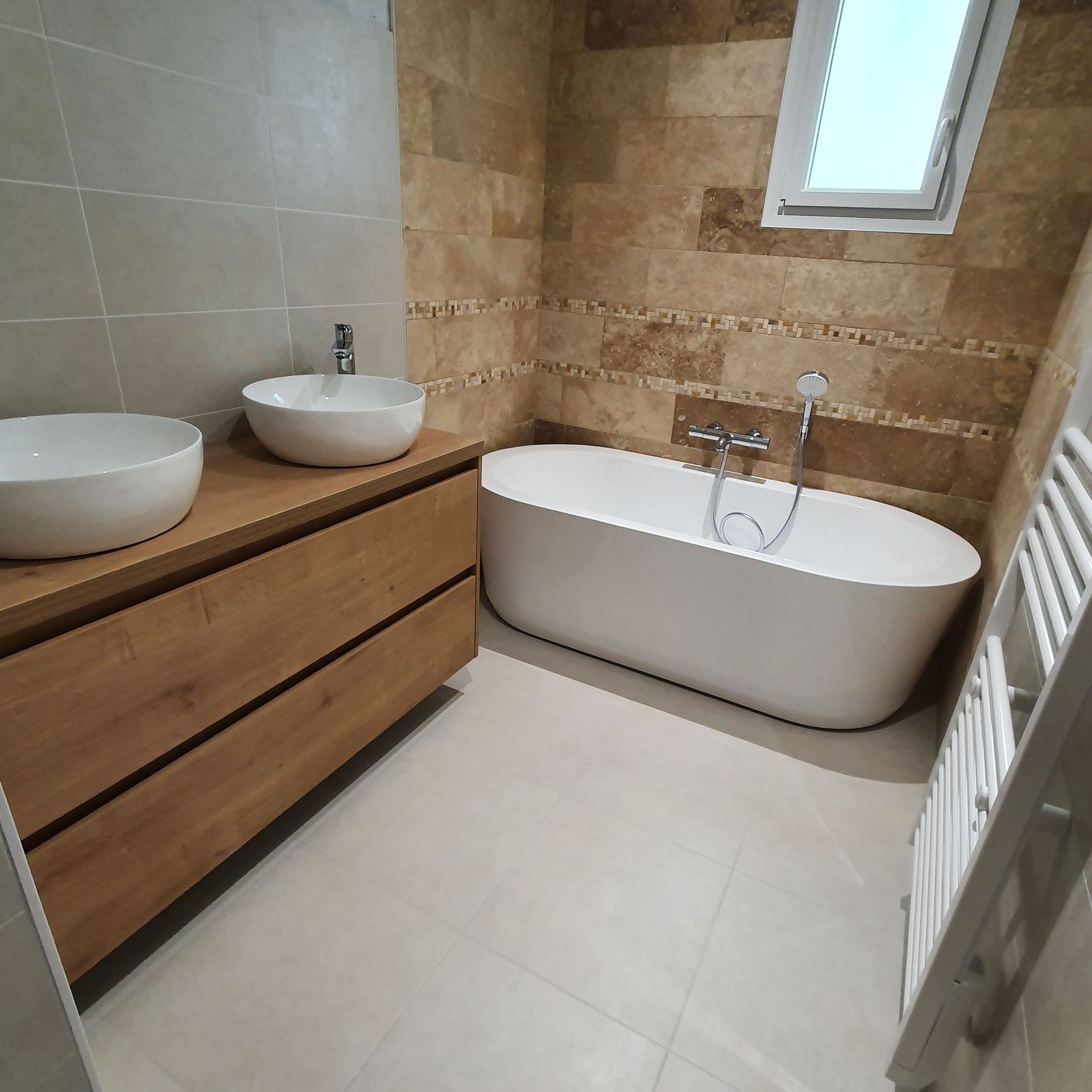 Une salle de bains avec une baignoire blanche.