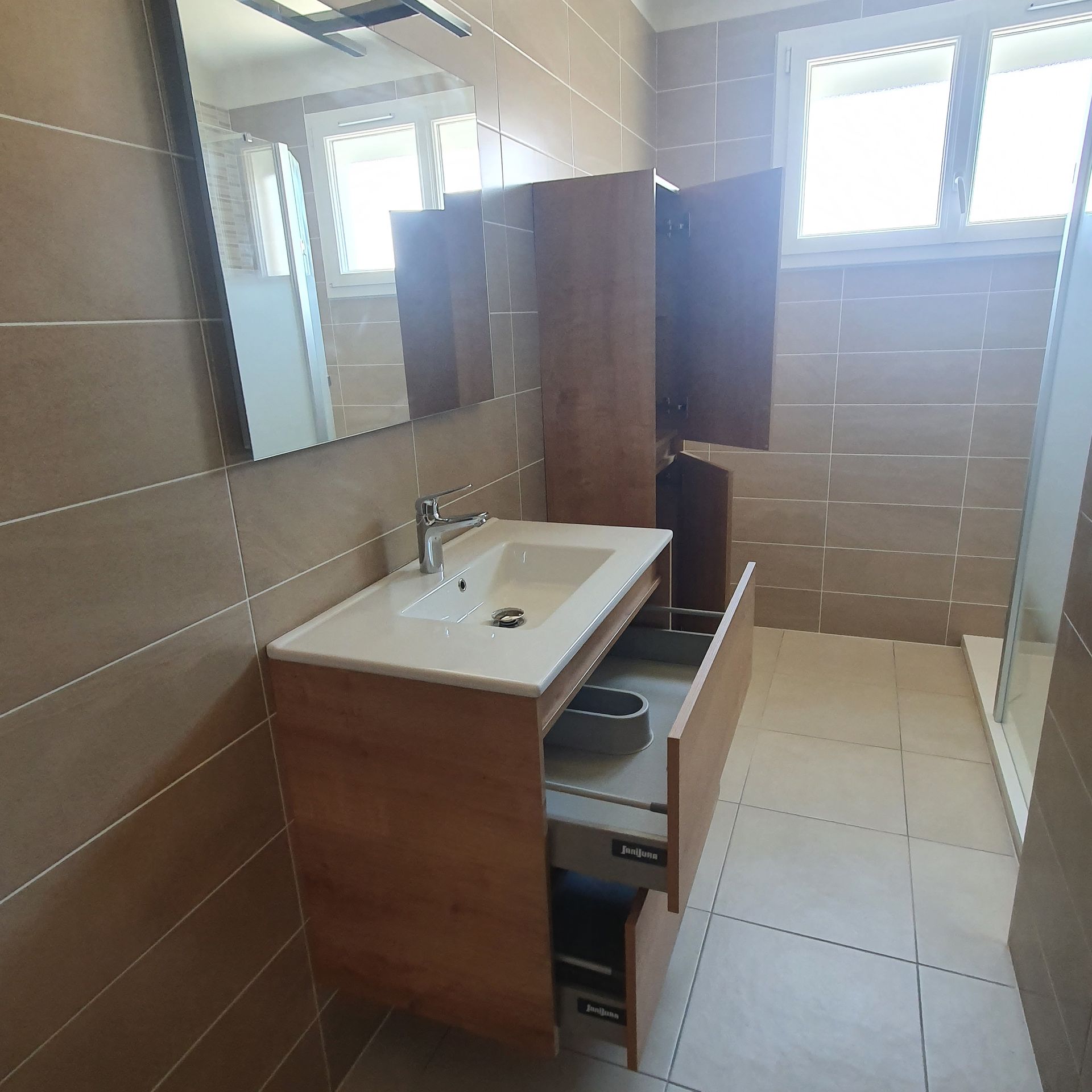 Un meuble de salle de bains ouvert.