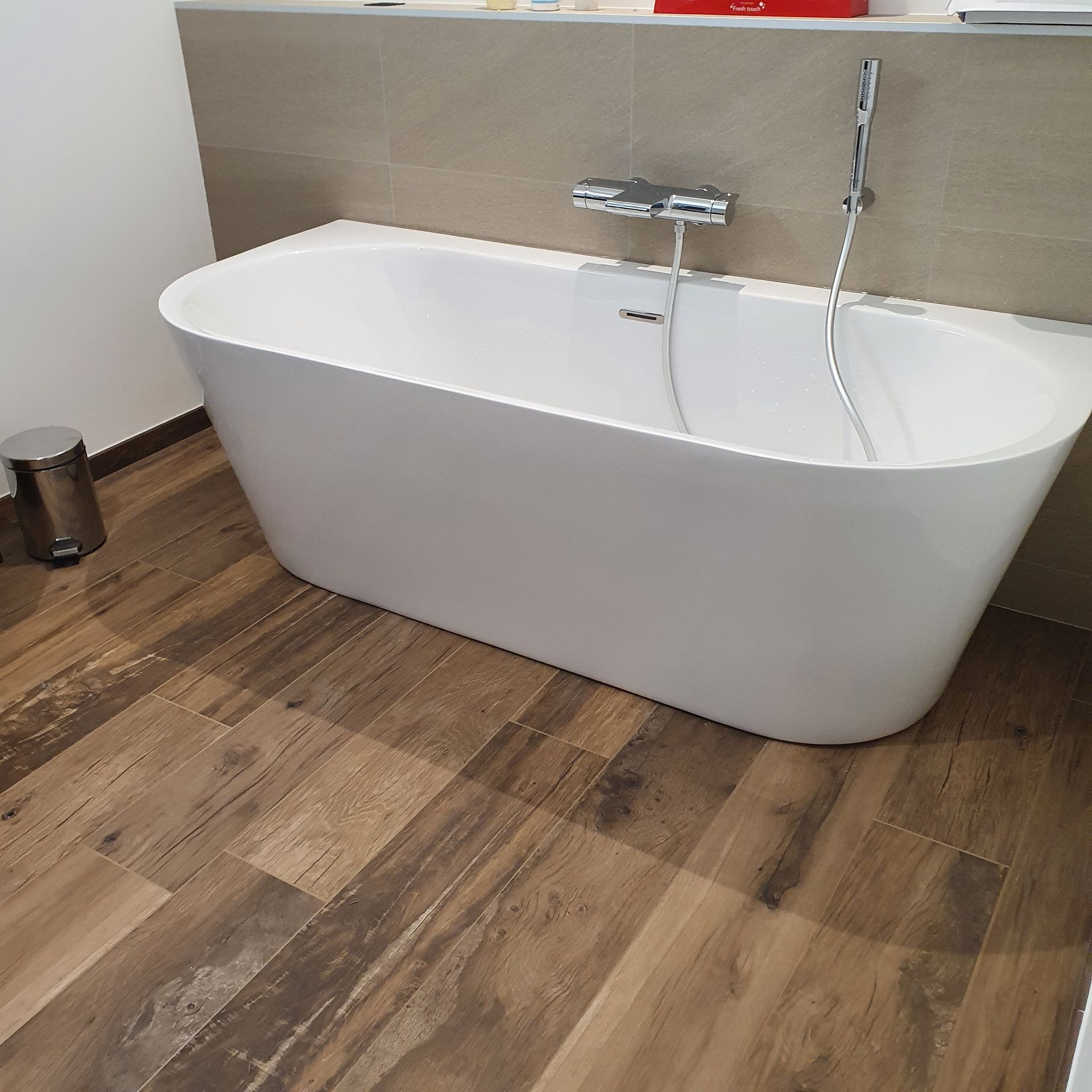 Une grande baignoire.