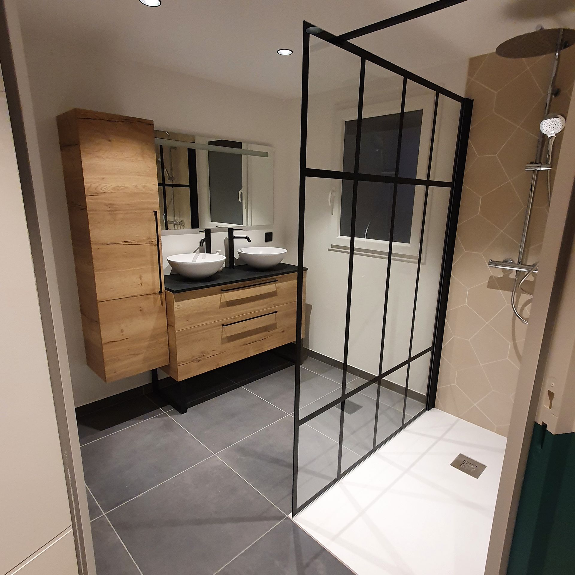 Une verrière dans une salle de bains.