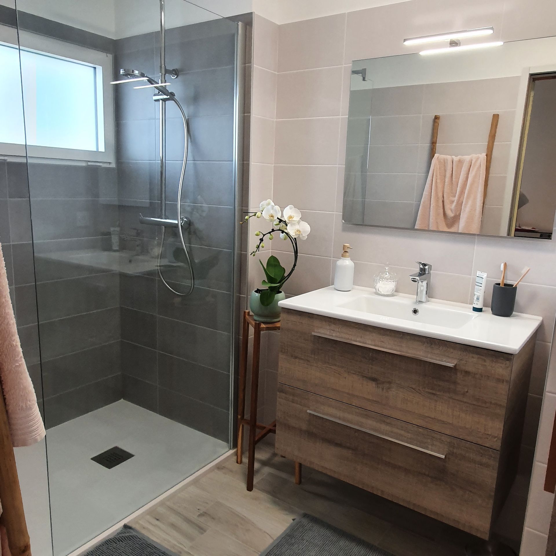 Une fleur dans une salle de bains.