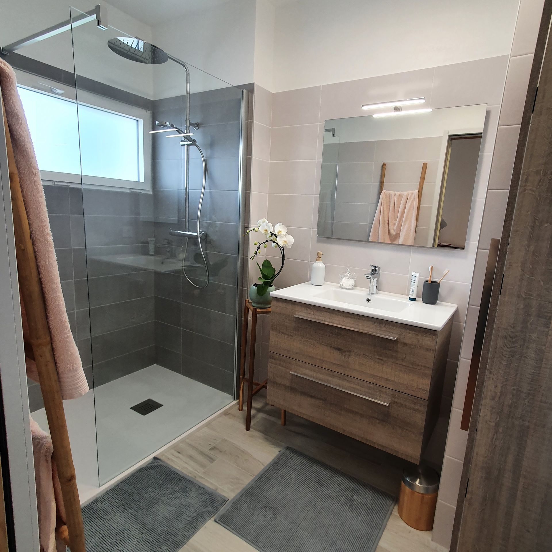 Une salle de bains en bois.