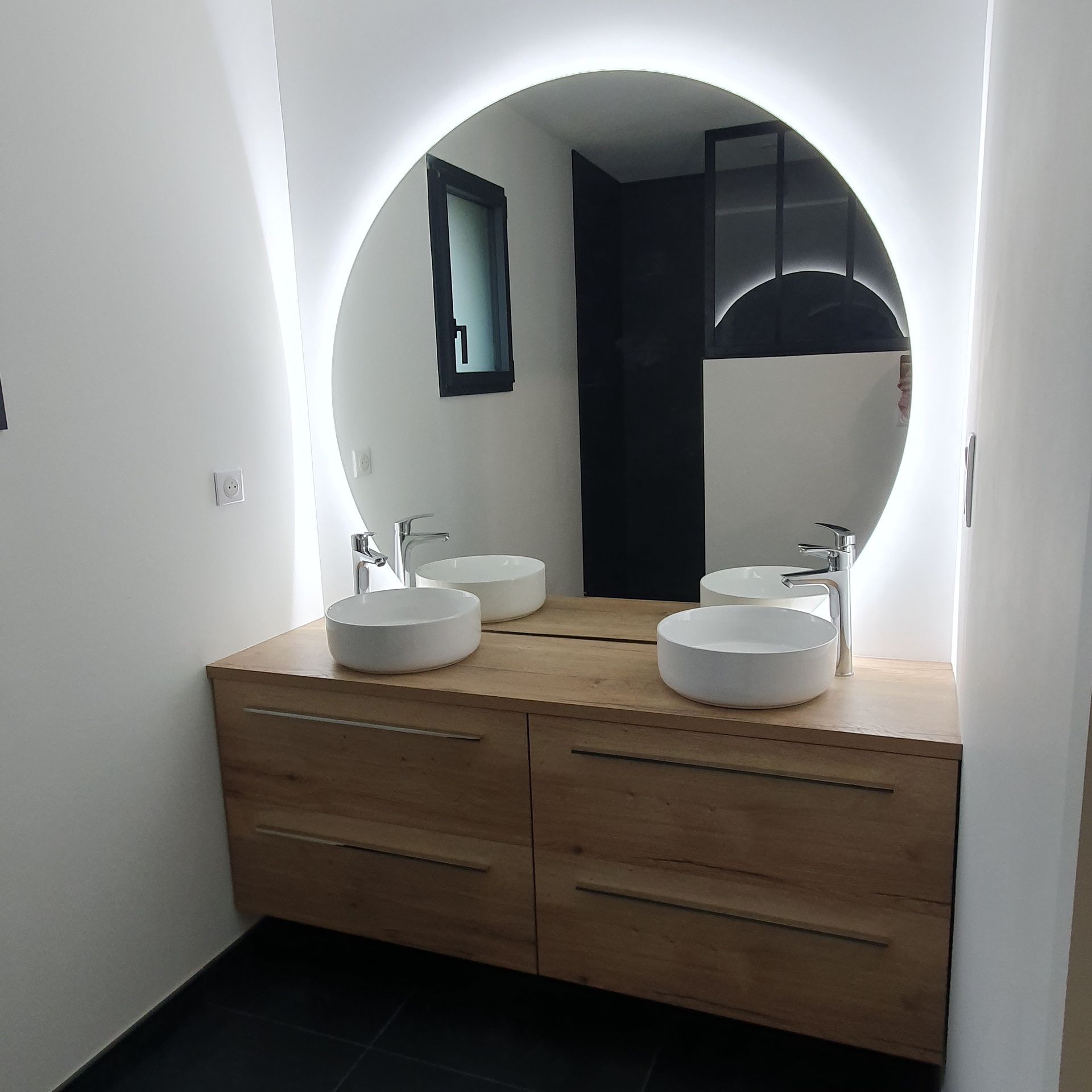 Une double vasque avec un miroir.