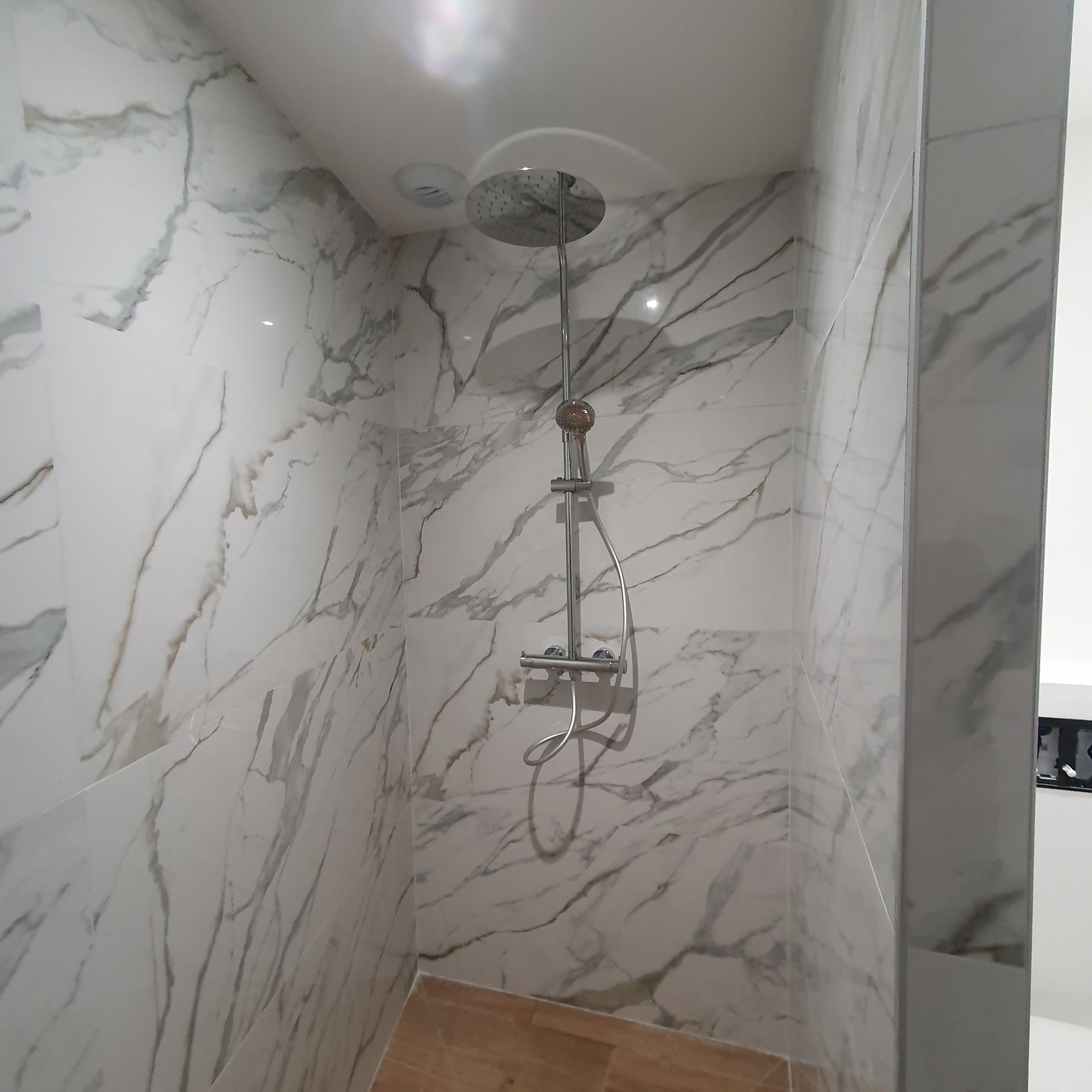 Un mur en faux marbre.