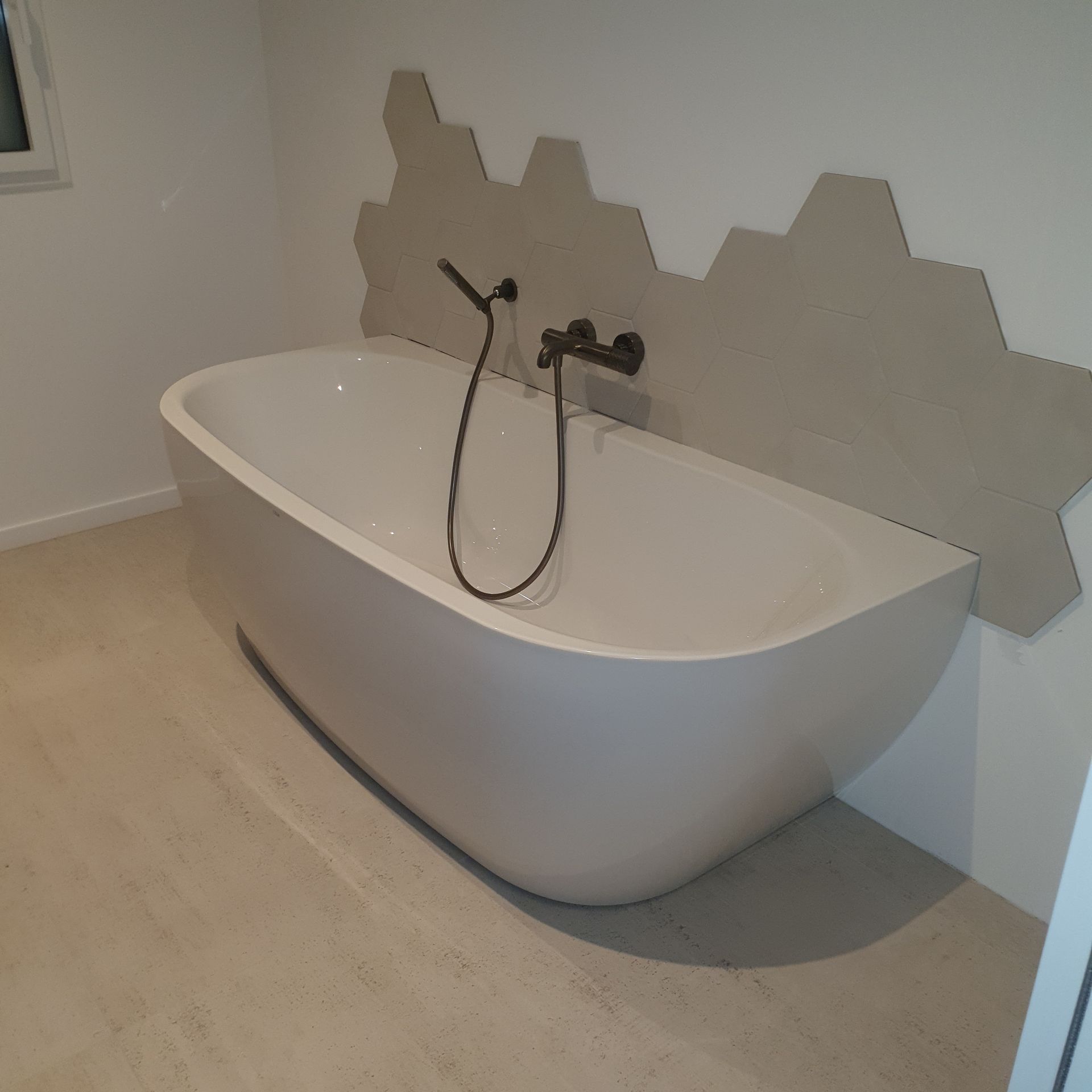 Une baignoire blanche.